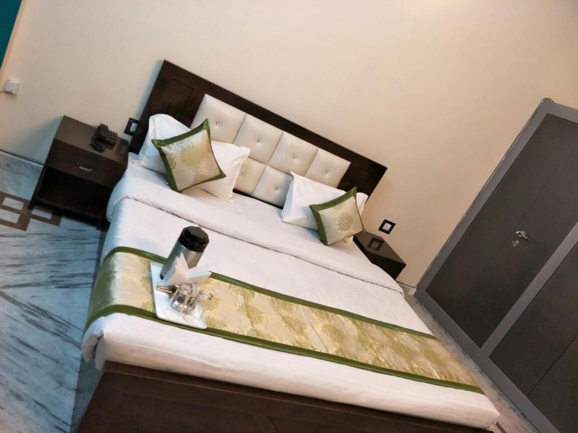 Surabhi Garden Inn Lakhnaú Exteriér fotografie