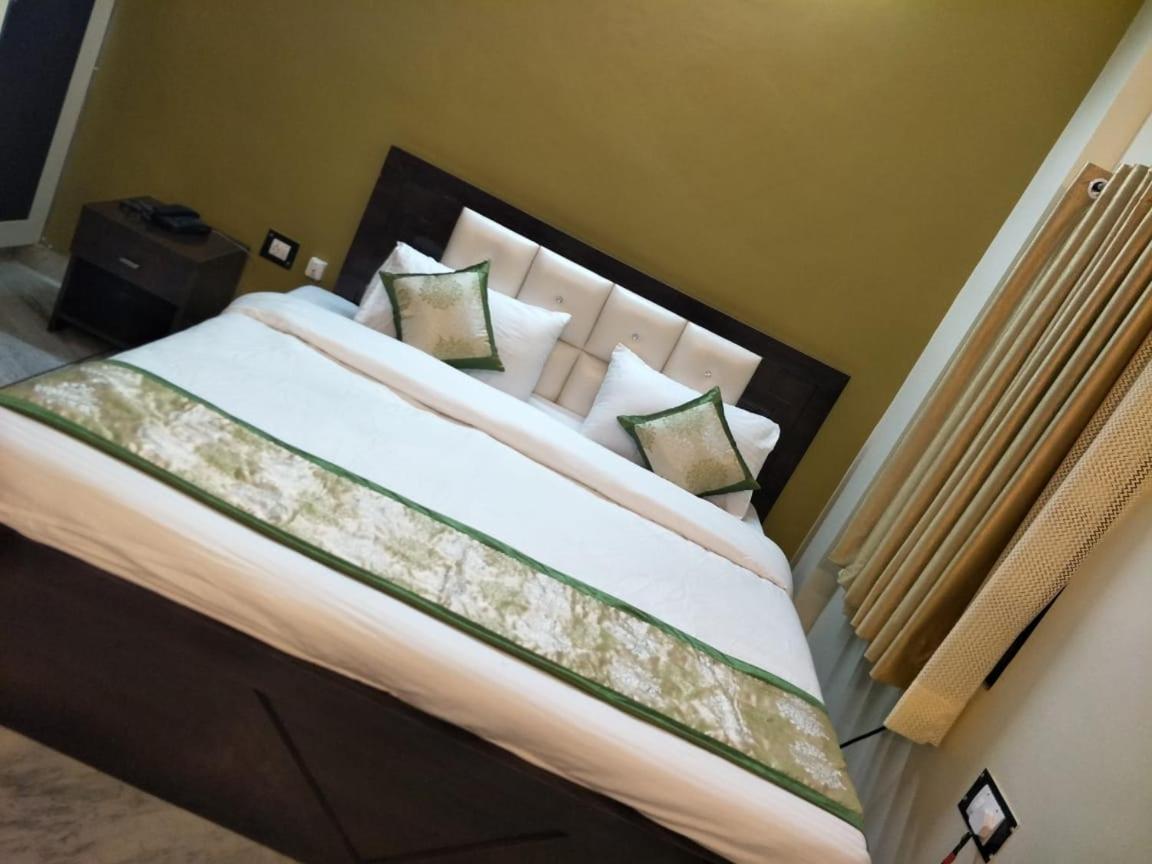 Surabhi Garden Inn Lakhnaú Exteriér fotografie