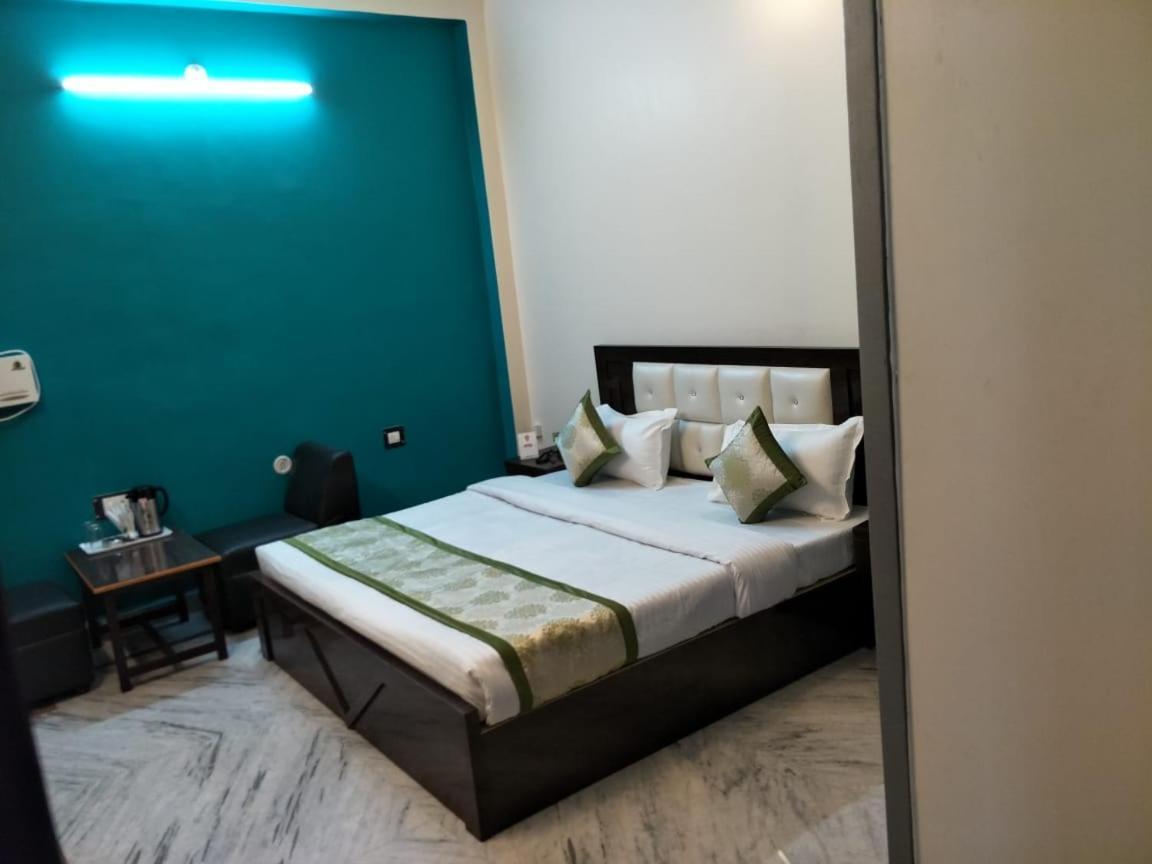 Surabhi Garden Inn Lakhnaú Exteriér fotografie